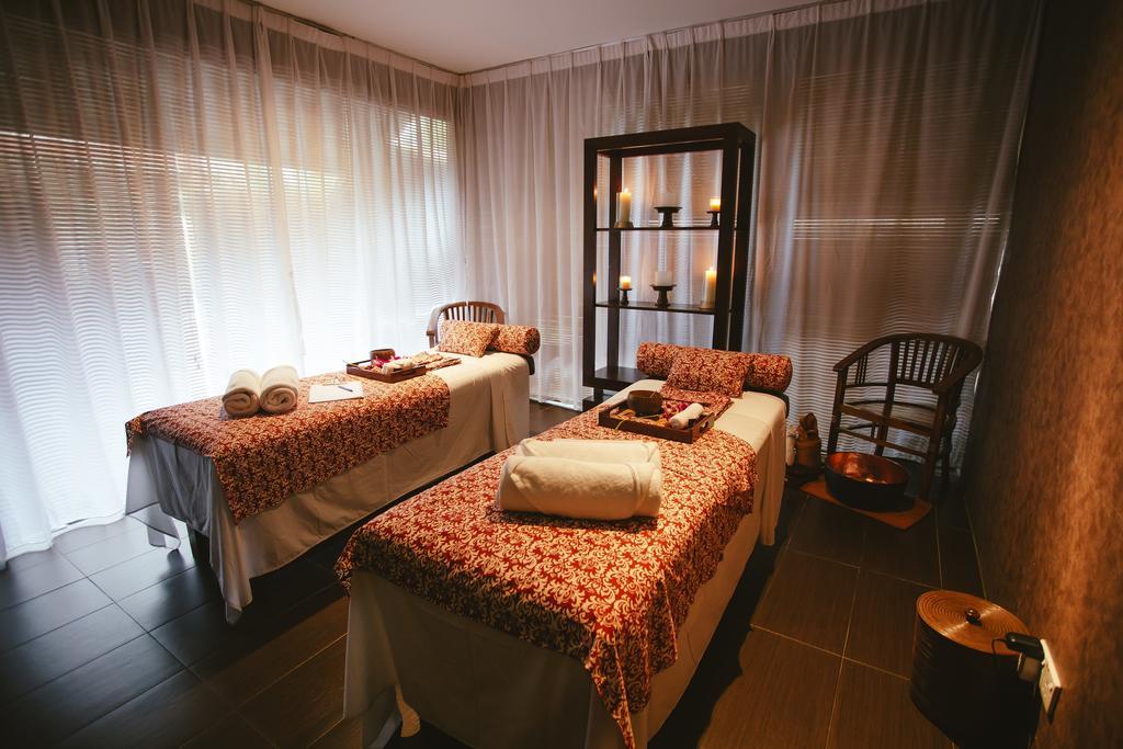 Sand & Sandals Desaru Beach Resort & Spa Exterior foto A spa treatment room
