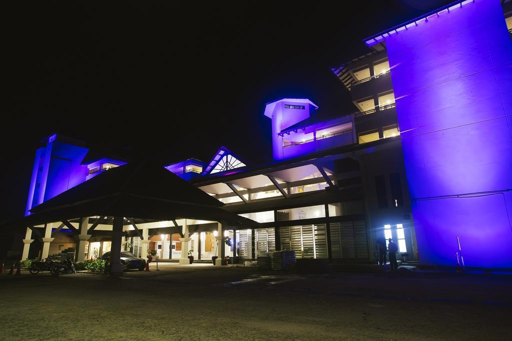 Sand & Sandals Desaru Beach Resort & Spa Exterior foto The National Museum of Singapore at night