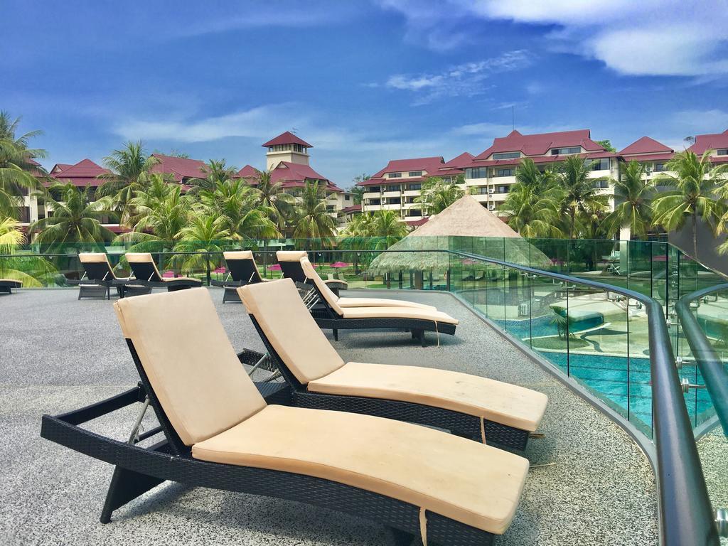 Sand & Sandals Desaru Beach Resort & Spa Exterior foto The swimming pool at the resort