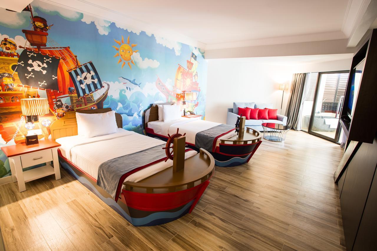 Sand & Sandals Desaru Beach Resort & Spa Exterior foto Family room